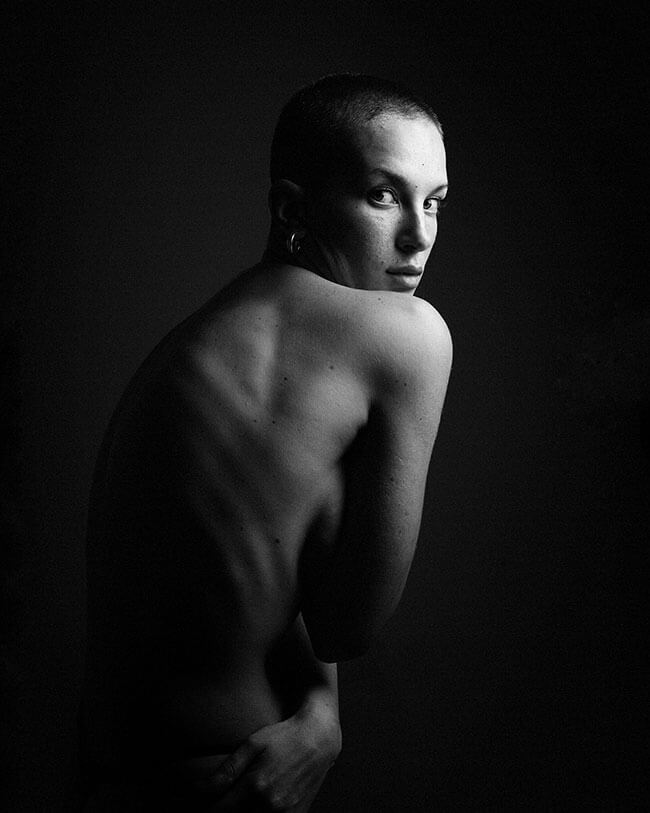 nude julia, singer, Iranian girl, head of black and white photo (2)